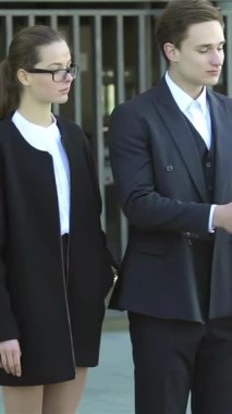 Zarif resmi kıyafetler içindeki güler yüzlü iş adamlarından oluşan dinamik bir üçlü, başarılı bir ortaklığı simgeleyen sıcak bir tokalaşmaya giriyorlar. Modern bir şehir zeminine karşı kurulmuş, ifadeleri heyecan ve işbirliği yayıyor,