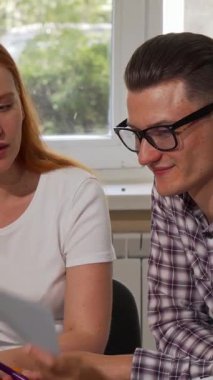 Genç iş adamlarından oluşan canlı bir grup kamera karşısında takım çalışması ve yaratıcılık sergiliyor. İki kendine güvenen iş kadını ve hevesli erkek meslektaşları canlı bir tartışmaya giriştiler. Fikir ve sezgilerini paylaştılar.