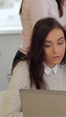 Dört genç kadından oluşan canlı bir ekip parlak, güneşli bir ofiste tutkulu bir şekilde beyin fırtınası yapıyor ve sorun çözüyorlar. Kıvırcık saçlı kadın ve esmer kız bir dizüstü bilgisayarın üzerinde heyecanlı bir şekilde fikir alışverişinde bulunurken, kahverengi saçlı beyaz bir kız çizelgeye resim çiziyor.