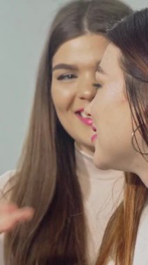 Göz kamaştırıcı pembe dudakları olan ışıl ışıl bir üniversite öğrencisi, çalışmalarını hevesle sürdürürken arkadaşları tarafından çevrelenmiş kameraya parlak bir şekilde gülümsüyor. Bu canlı sahne, işbirliği ve neşe ruhunu somutlaştırıyor.