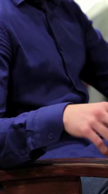 Eski moda bir dekorla süslenmiş şık bir berber dükkanında yakışıklı genç bir adam, saf zevki yansıtan bir bardak viskiden zevk alır. Havası erkeklik ve entelektüellik bakımından zengindir. Becerikli berber, sanatını icra etmeye hazırlanır.