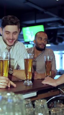 Heyecan dolu dört dinamik işadamı canlı bir barda toplanıyor, buzlu bira bardaklarını tokuştururken büyük ekranda favori futbol takımlarını alkışlıyorlar. Hayat dolu atmosfer kahkahalarla ve arkadaşlıkla uğulduyor.
