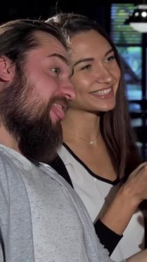 Canlı bir arkadaş grubu akıllı bir telefonla selfie çekiyor. Kahkahaları barın içini sıcaklıkla dolduruyor. Yakışıklı adam, elinde buzlu bir bardak birayla ışıldayan bir kadının yanında, bu canlı sosyal ortamda dostluğu ve güzel zamanları kutluyor.