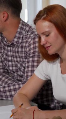 Göz kamaştırıcı kızıl saçlı göz alıcı bir bayan öğrenci kameraya neşe saçıyor. Sınıf arkadaşlarıyla meşgul bir projede işbirliği yaparken enfeksiyon kapıyor. Modern çalışma ortamı yaratıcılık ve yoldaşlıkla uğulduyor.