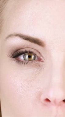 Zarif bir çiçek tacıyla güzel bir sarışının büyüleyici yakın çekimi bahar zarafeti saçıyor. Onun büyüleyici yeşil gözleri neşeyle parıldarken, onun nazik gülümsemesi saflık ve tazelik yayıyor, doğal güzelliğin özünü somutlaştırıyor.