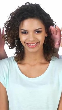 Üç hayat dolu genç kadın fısıldaşır ve kahkaha atar, parlak beyaz bir arkaplan karşısında neşeli bir atmosfer yaratırlar. Bu canlı sahne, Asyalı bir kız, beyaz bir kız ve Afrikalı bir kızın yer aldığı arkadaşlık ve çeşitliliğin özünü yansıtıyor.