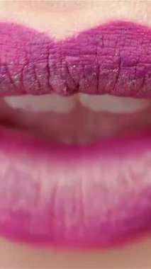 Bu çarpıcı makro çekim, nefis, erik renkli dudaklarını ısıran muhteşem bir kadının canlı sarı bir arkaplana değindiğini gösteriyor. Samimi jest şehvet ve cazibe saçıyor. Makyajının zarafetini ve zengin dokusunu vurguluyor.