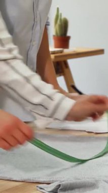Canlı ve modern bir tasarım stüdyosunda, iki kadın moda tasarımcısı tutkulu bir şekilde iş birliği yapıyor, ayrıntılara özen gösteren bir tişört ölçüyorlar. Bir tasarımcı ustalıkla ölçüm bandı kullanırken meslektaşı notları not alıyor ve...