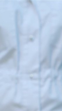 Neşeli genç bir kadın eczacı, canlı bir eczane zeminine sıcak ve profesyonellik saçan el değmemiş beyaz haplardan oluşan bir paket tutuyor. Çekici gülüşü ve canlı üniforması müşterileri cesaretlendiren dostane bir atmosfer yaratıyor.