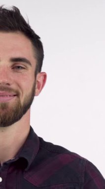 Neşeli sakallı bir adam, parlak bir gülümseme ile ışıldıyor ve kendinden emin bir şekilde olumlu ve başarılı bir hava yayıyor. Bu canlı görüntü başarının ve cesaretlendirmenin ruhunu yakalar ve onu motivasyon içeriği için ideal kılar.