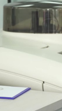 Yakın plan çekimde pembe laboratuvar önlüklü, kendini işine adamış bir kadın bilim adamı renkli kan örneklerini ustalıkla yönetirken not alıyor. Bu canlı sahne dikkatli bir araştırmanın araba kullanmadaki hayati rolünü vurguluyor.