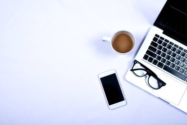 beyaz ofis büro dizüstü bilgisayar, kahve fincanı, kağıt grafik ve dizüstü ofiste tabloda ile