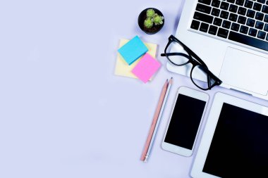 Beyaz ofis resepsiyon masası dizüstü bilgisayar, smartphone, defter ve cam, kopya alanı ile beyaz tabloda yer öğeleri çalışma üstten görünüm