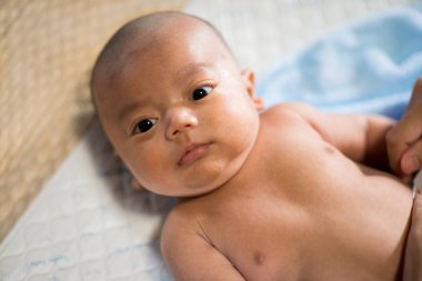 Köpük kabarcıkları ile oynarken banyo mutlu gülen bebek. 