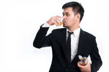 Elinde viski şişesi alkolizm sorunu ile sarhoş iş adamı. Modern insan alkol kötüye kullanımı ve bağımlılığı kavramı ile dağınık arıyorum. Beyaz kağıt boş kopya alanı ile izole