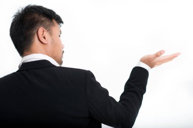 Parmak ile işaret genç adam