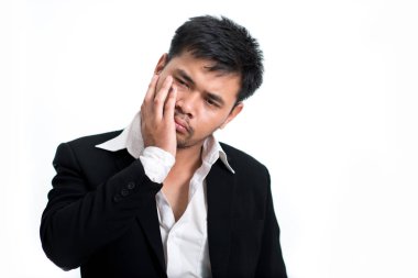 Muhteşem genç işadamı seyir yukarıya beyaz duvar arka plan kopya alanı ile