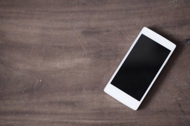 Boş ekran cep telefonu ahşap arka plan, akıllı telefon
