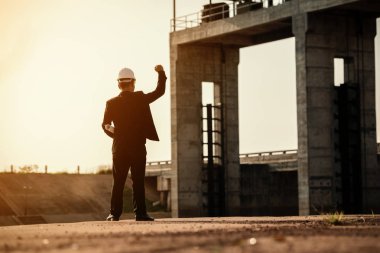 İş Sanayi, insanlar, kişisel ve kariyer büyüme, gelişme ve potansiyel kavramları. Site içinde çalışan bir baraj site.silhouette mühendislik planı seyir işadamı mühendisi