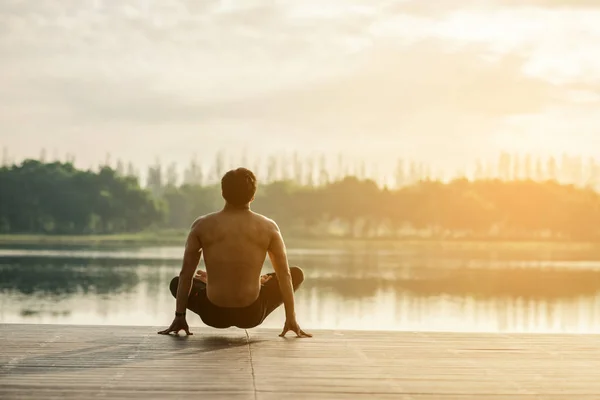 Joven Haciendo Yoga Mañana Park Man Relajarse Naturaleza — Foto de Stock