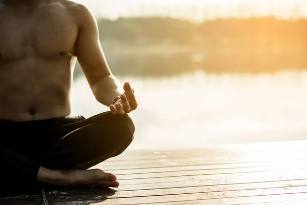 Park Man Sakin Doğada Sabah Yoga Yapan Genç Erkek — Stok fotoğraf