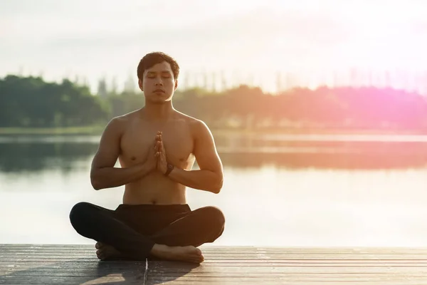 Yoga outdoor.relax doğa genç adam