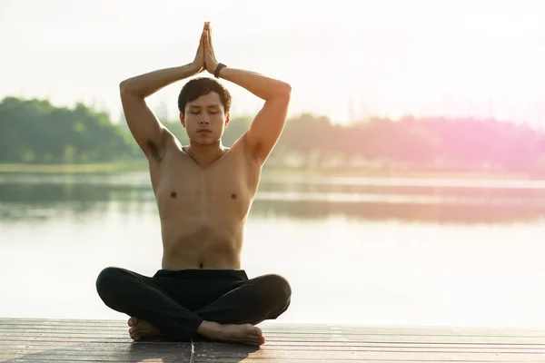 Jonge Man Yoga Outdoor Relax Natuur — Stockfoto