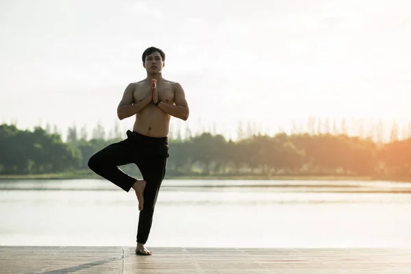 Jonge Man Doen Yoga Ochtend Park Man Ontspannen Natuur — Stockfoto