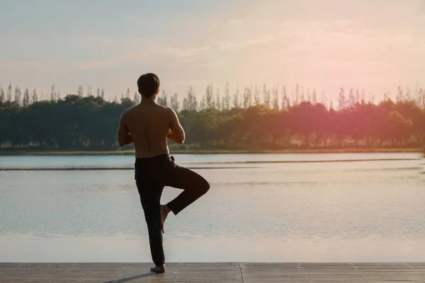 Silhouet Jongeman Het Beoefenen Van Yoga Bij River Relax Natuur — Stockfoto