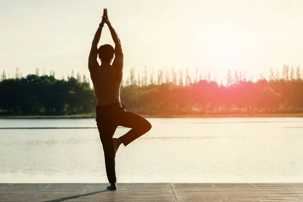 siluet genç adam river.man yoga, yoga uygulamak - doğada relax