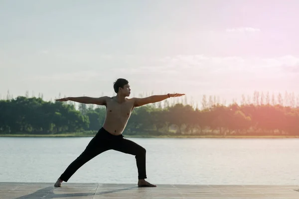 Jongeman Het Beoefenen Van Yoga Bij Yoga River Man Ontspannen — Stockfoto