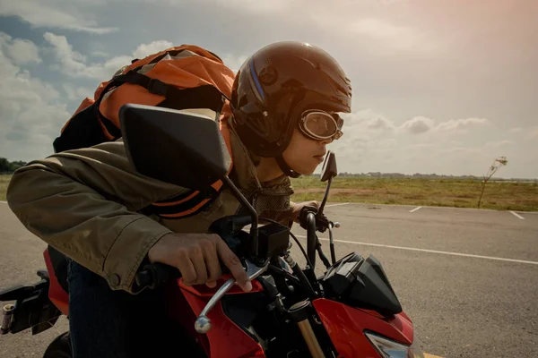 Hipster Młodego Człowieka Motocyklu Szczęśliwy Człowiek Pokazuje Kierunek Motocykl Czerwony — Zdjęcie stockowe