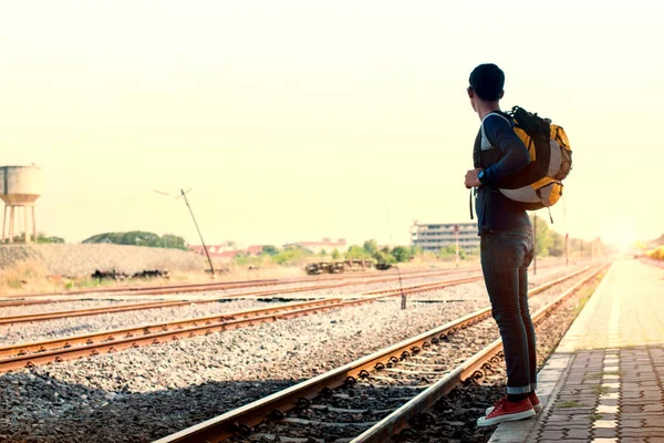 Viaggiatore Uomo Piedi Alla Stazione Ferroviaria Con Viaggiatore Concetto Viaggio — Foto Stock