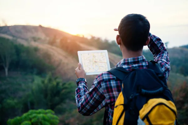 Close Traveler Man Looking Location Tablet Man Reading Map — Foto de Stock