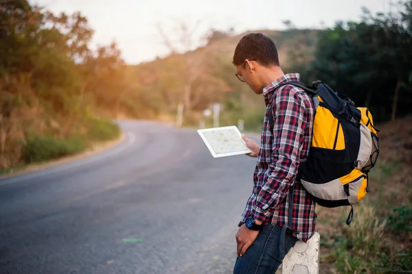 Close Traveler Man Looking Location Tablet Man Reading Map — Foto de Stock