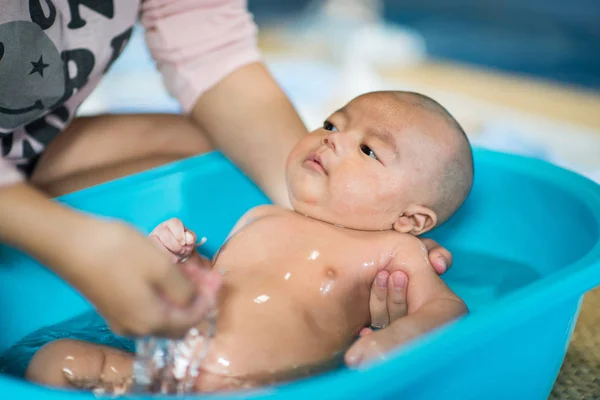 Köpük kabarcıkları ile oynarken banyo mutlu gülen bebek. 