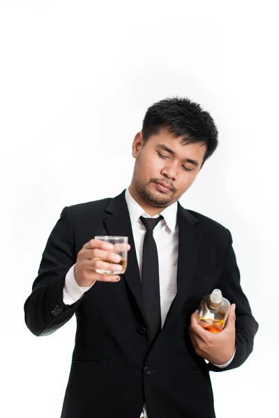 醉酒的业务男子手持酒瓶与酗酒问题 现代人看起来凌乱与酒精滥用和成瘾的概念 与空白副本空间的白色背景上孤立 — 图库照片