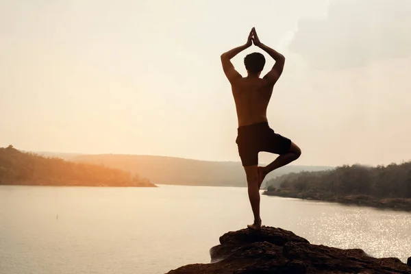 Jongeman Het Beoefenen Van Yoga Bij Bergmeer — Stockfoto