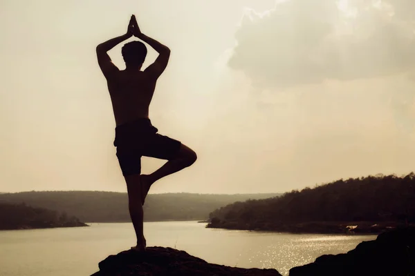 Jongeman Het Beoefenen Van Yoga Bij Bergmeer — Stockfoto