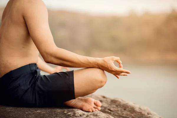 Jongeman Het Beoefenen Van Yoga Bij Bergmeer — Stockfoto