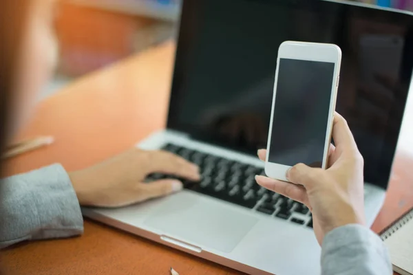 Office, işkadını kadar güzel genç kadın akıllı telefon ve dizüstü ekran kullanma kapatın