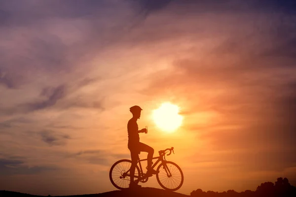 Sunset Bulvarında bir bisiklet sürme genç adam silüeti