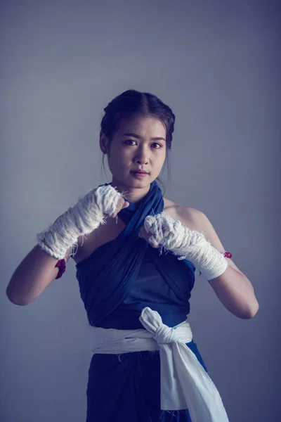 Jeune Femme Sportive Boxer Avec Des Bandages Boxe Blanche Poings — Photo