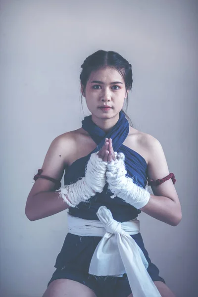 Молода Спортивна Жінка Боксу Білими Боксерськими Бинтами Кулаки Бійця Бою — стокове фото