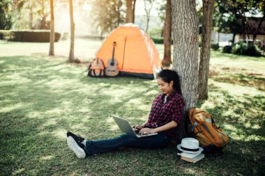 Dizüstü bilgisayar kullanan güzel Asyalı kız..