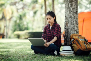 Dizüstü bilgisayar kullanan güzel Asyalı kız..