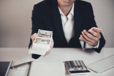 finans, ekonomi ve iş kavramı. İşadamı yakın çekim 