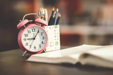 Pembe saat ve kitapla okula geri dön.