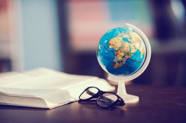 Dünya küresi ve kitabıyla okula geri dön.