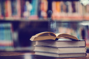 Kütüphanede açık ders kitabı ve eğitim öğrenme konseptiyle kitap